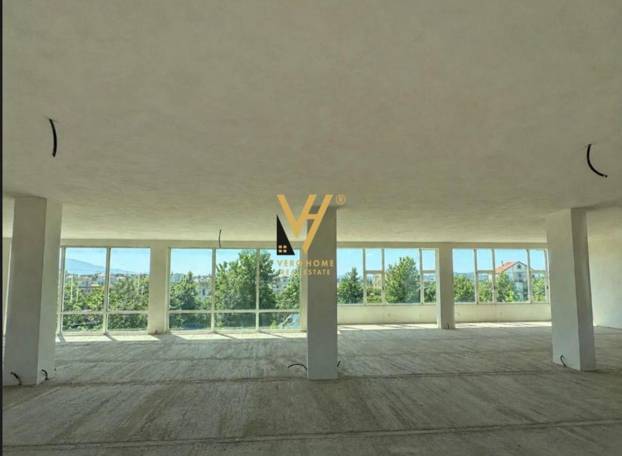 AFFITTO SPAZIO COMMERCIALE DI 200 M2 IN INSTITUT A 1000 EURO