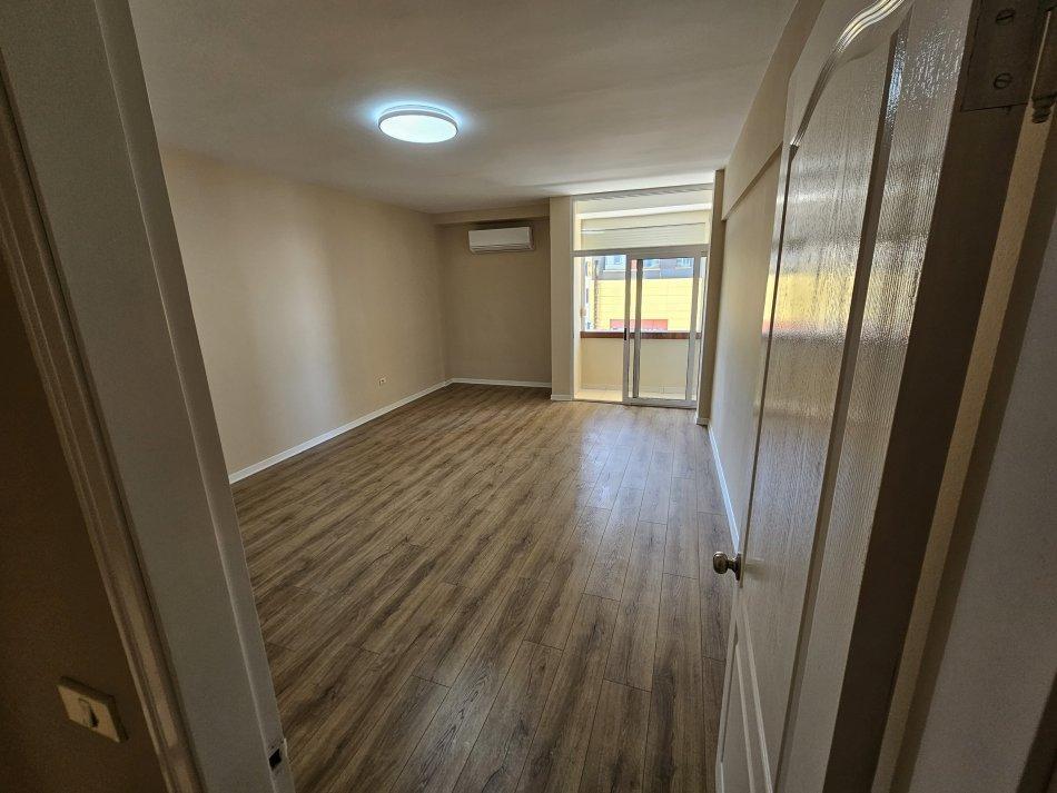 ZYRE ME QERA 130 M2 QENDER 1.300 EURO