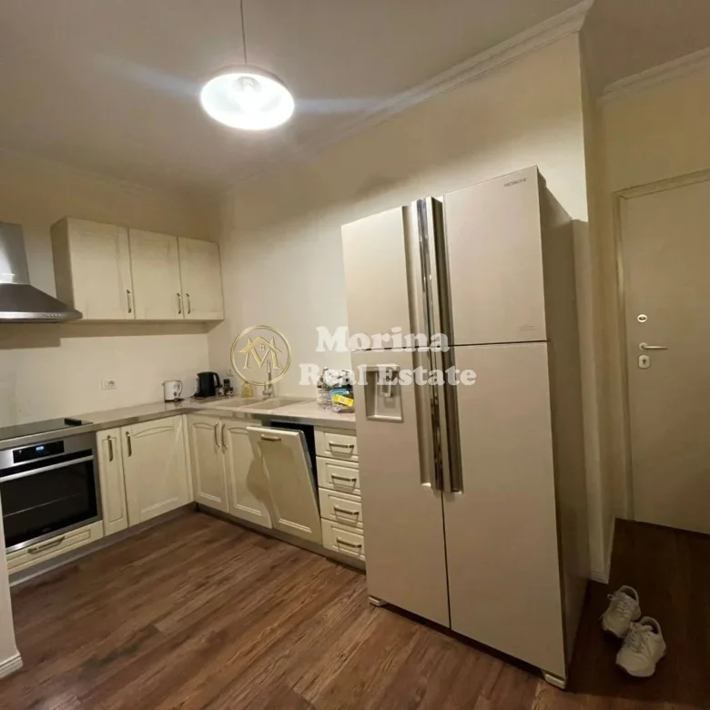 Tirane, affitto appartamento 2+1 Piano 6, 140 m² 1.000 € (Ring Center, Zogu Zi)