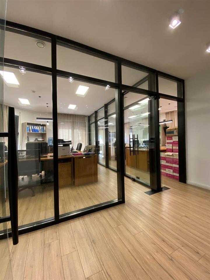 Zyra con 320 m² su Bulevardi Zogu I Pare a 4.200 euro