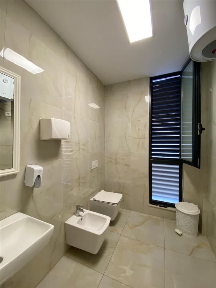 Zyra con 320 m² su Bulevardi Zogu I Pare a 4.200 euro