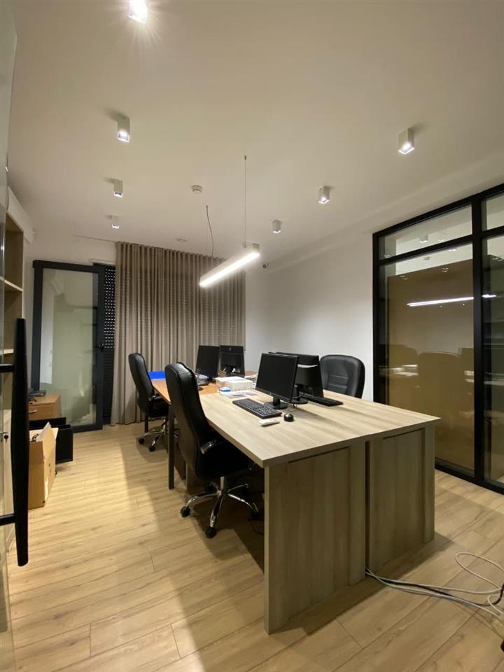 Zyra con 320 m² su Bulevardi Zogu I Pare a 4.200 euro