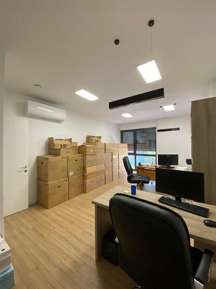 Zyra con 320 m² su Bulevardi Zogu I Pare a 4.200 euro