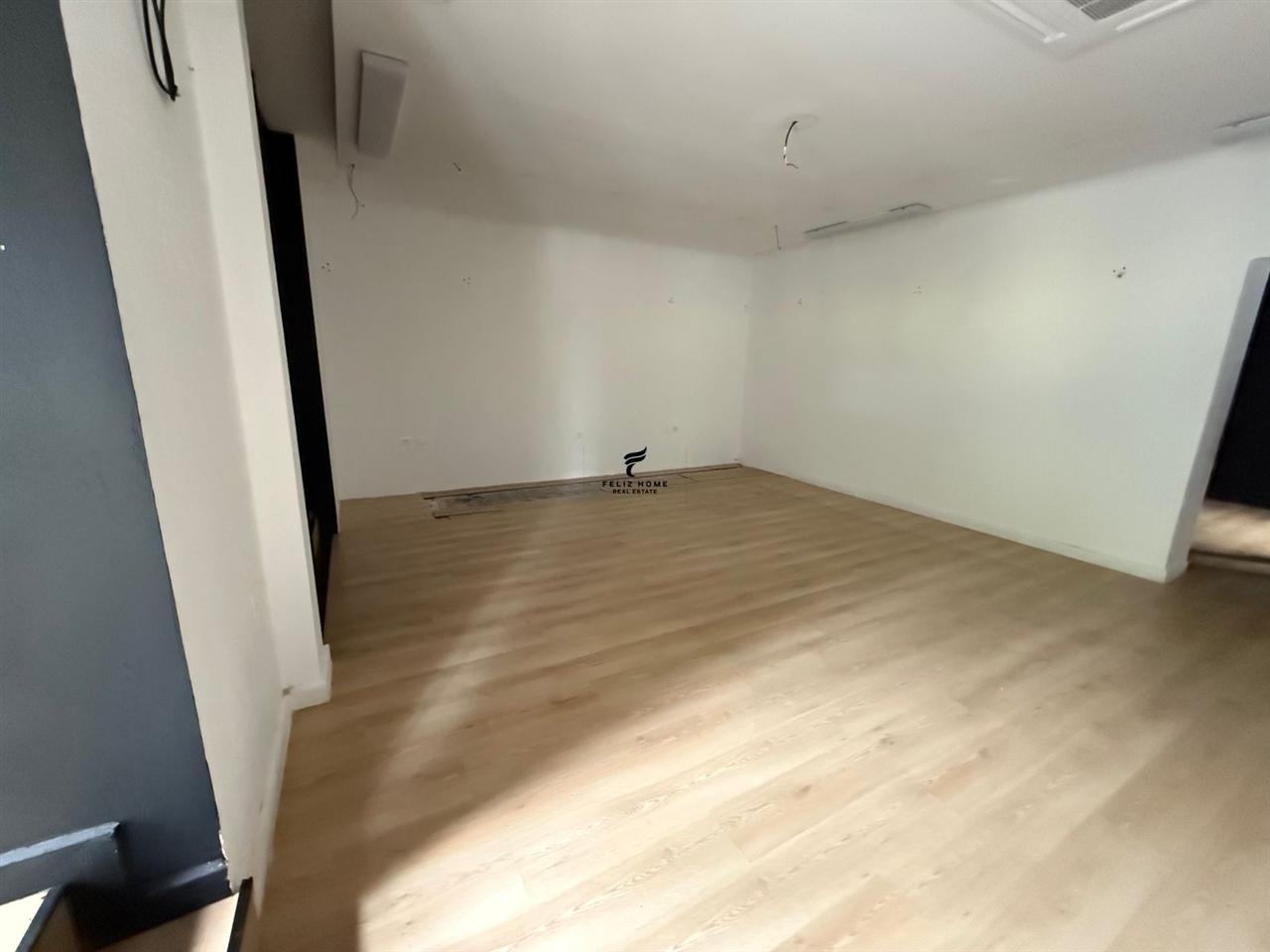 ZYRE ME QERA 100 M2 BLLOKU 2.000 EURO