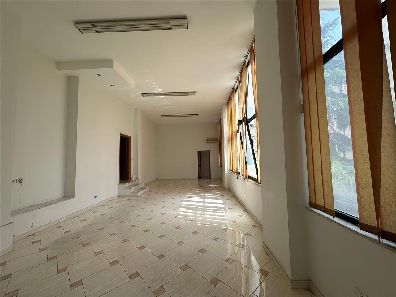 RENTAL STORE WITH 230 M2, PRIME LOCATION, 1,900 EURO