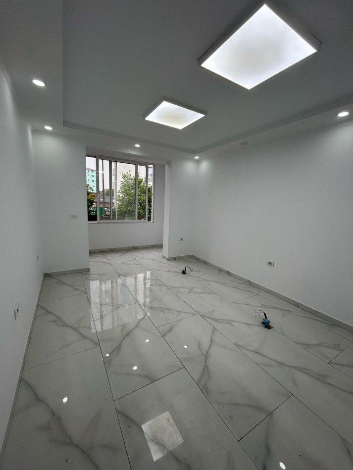 ZYRE ME QERA 60 M2 RRUGA E DIBRES 700 EURO
