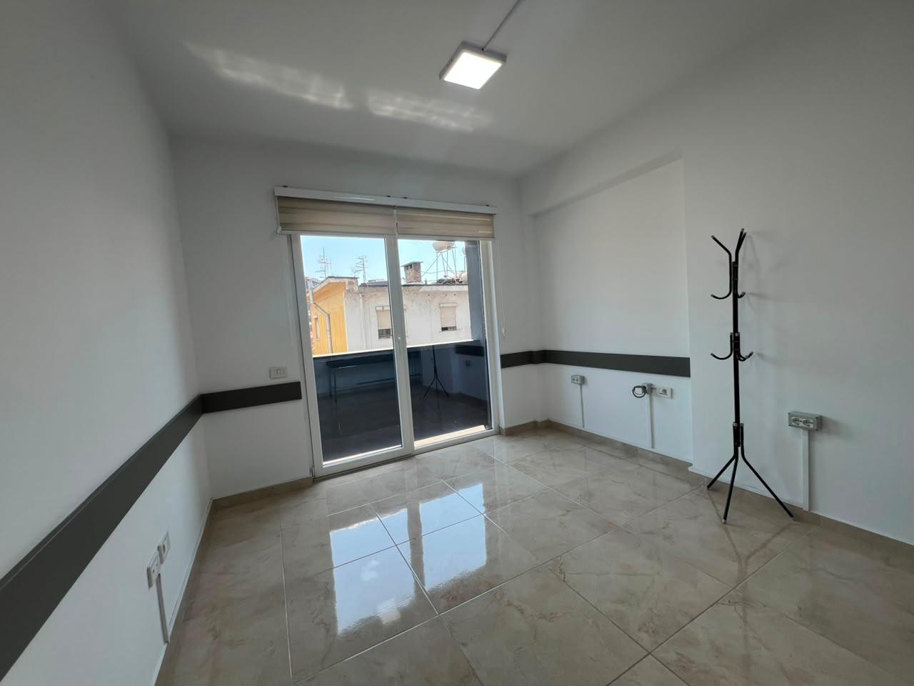 Affitto locale commerciale in via Durresit