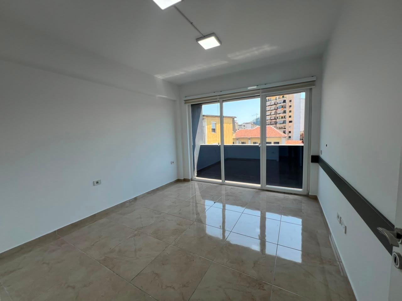 Affitto locale commerciale in via Durresit