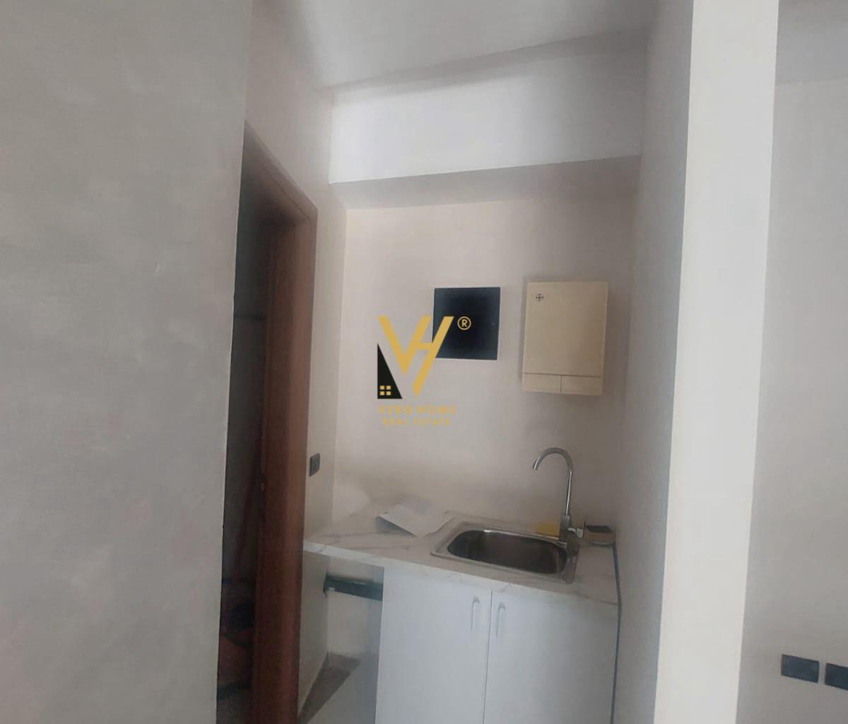 Affitto locale commerciale di 40 m² in zona centrale a 50.000 lekë