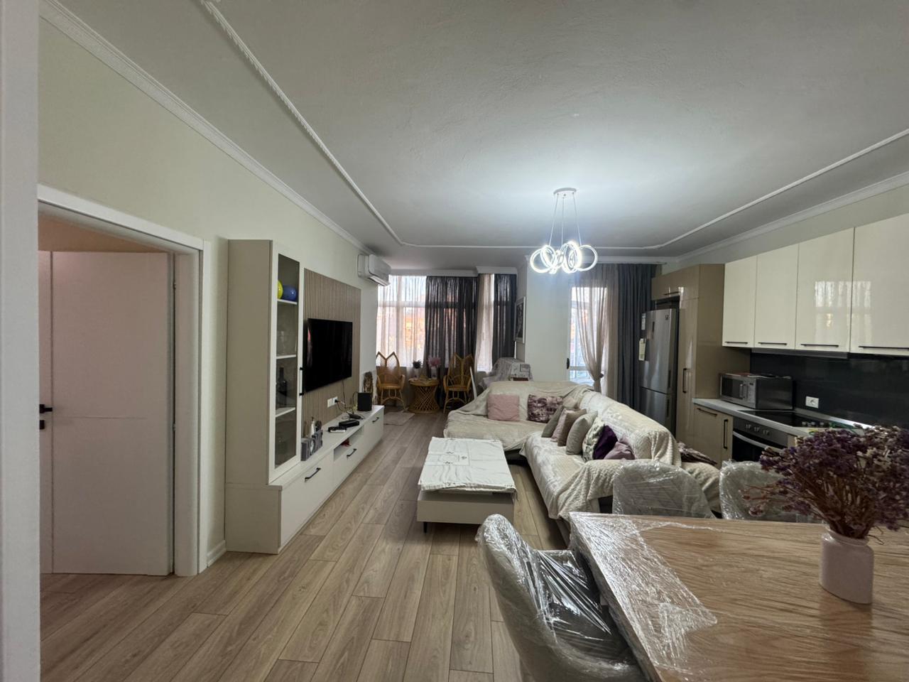 APARTAMENT ME QERA 3+1+2 BLV.BAJRAM CURRI 1.000 EURO