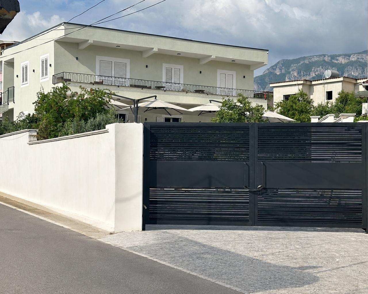 Vilë me dy apartamente të pavarura