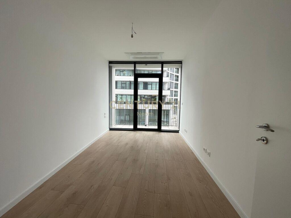 QIRA, AMBIENT PER ZYRA + POST PARKIMI TEK LAKE VIEW!