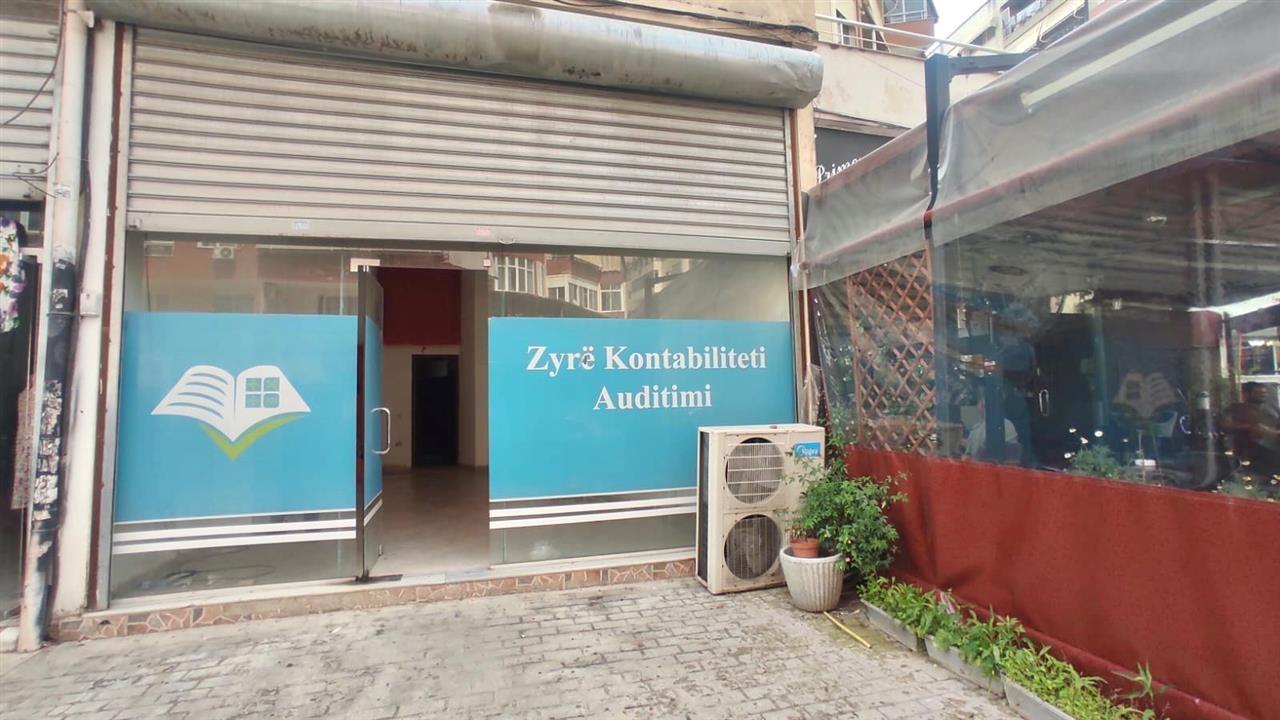 Me Qera: Amb per Dyqan / Zyre ( ASTIR - afer Bar Artistit )
