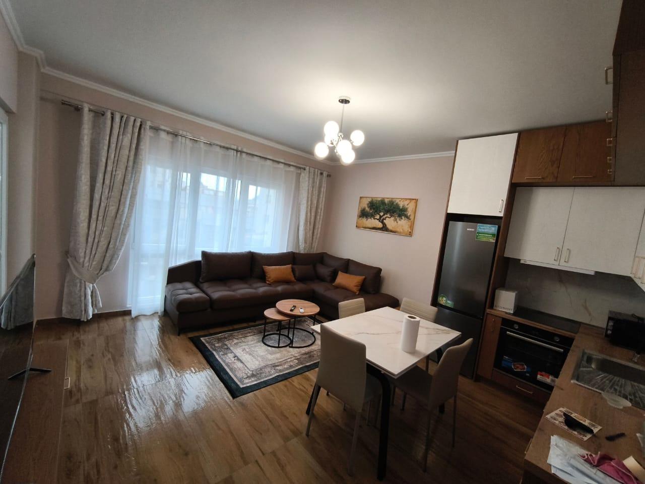 APARTAMENT ME QERA 1+1 ZOGU I ZI 80.000 LEKE