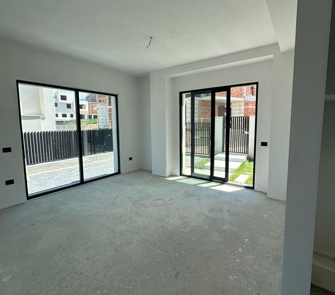 🏡 Vilë Private për Shitje – Liqeni i Thatë, Tiranë ✨