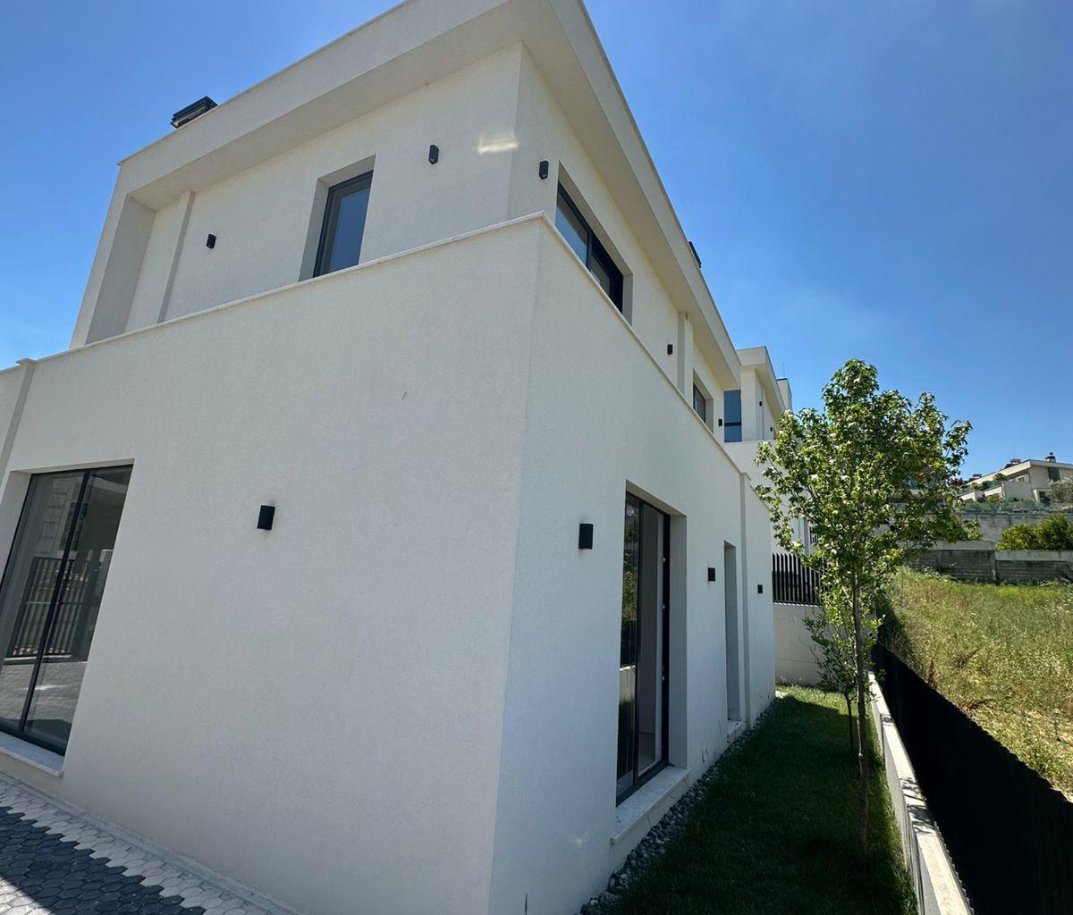 🏡✨ SHITET VILË PRIVATE | ZONË ELITARE – LIQENI I THATË!